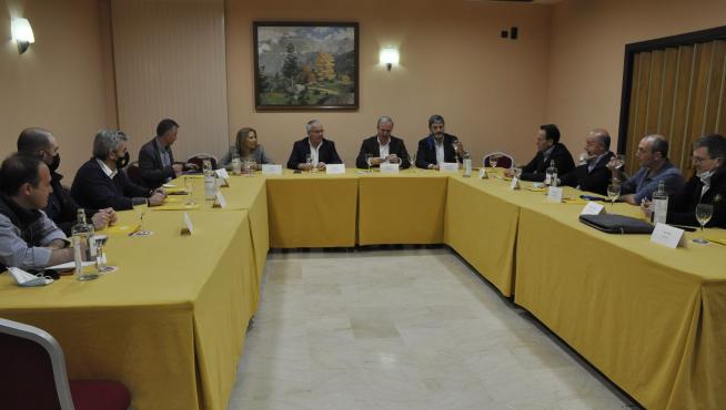 Reunión entre Azcón y agentes relacionados con el sector de la nieve en el Hotel Oroel de Jaca.