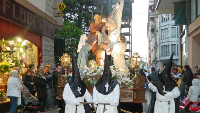 El paso del Descendimiento, entrando en la plaza de San Pedro, en la procesión del Viernes Santo de 2019.