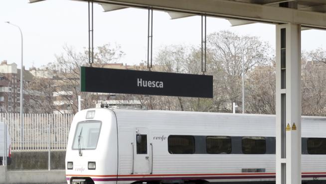 Unidad de RENFE en la estación de Huesca.