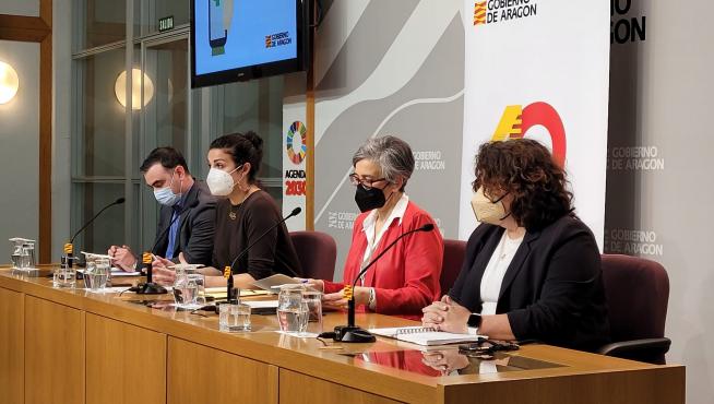 Ángel Gabarda, Ana Montagud, Isabel Arbués y Amparo Roig este martes durante la presentación.