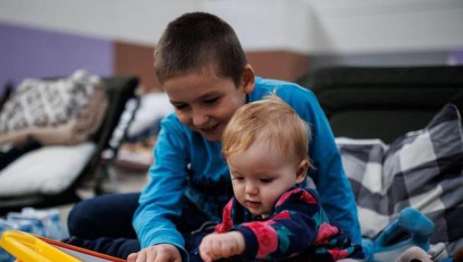 Dos niños ucranianos refugiados en Jaroslaw, Polonia