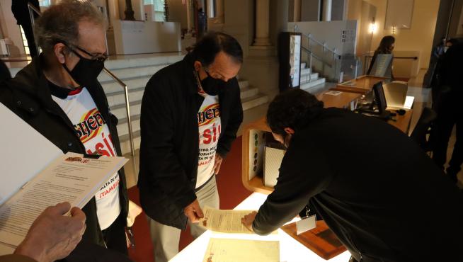 Momento en el que Sijena Sí hacía entrega de las firmas al Museo de Arte Nacional de Cataluña.