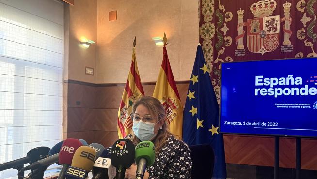 La delegada del Gobierno en Aragón, Rosa Serrano, durante el encuentro con los medios de comunicación de este viernes.