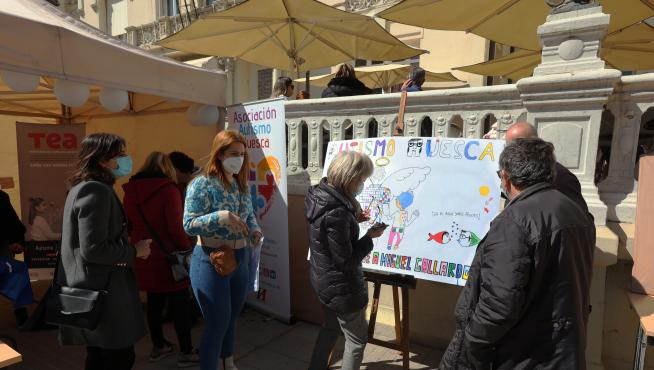 Día Mundial del Autismo en la plaza de Navarra de Huesca