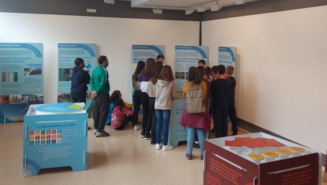 Un grupo de escolares, ayer en una de las visitas guiadas por la exposición itinerante en la Sala Municipal de Arte de Sabiñánigo.
