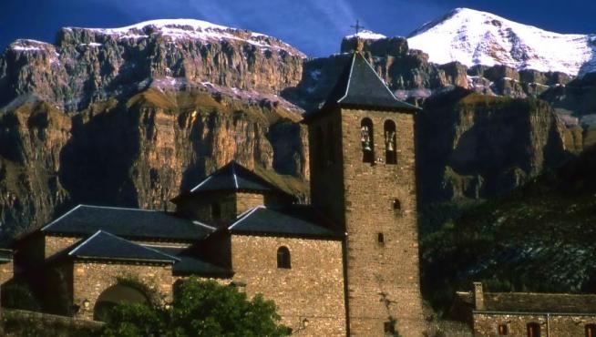 Iglesia de San Salvador en la localidad de Torla, puerta de entrada al valle de Ordesa.
