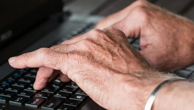 Se busca facilitar el acceso y el uso de las tecnologías digitales a las personas mayores