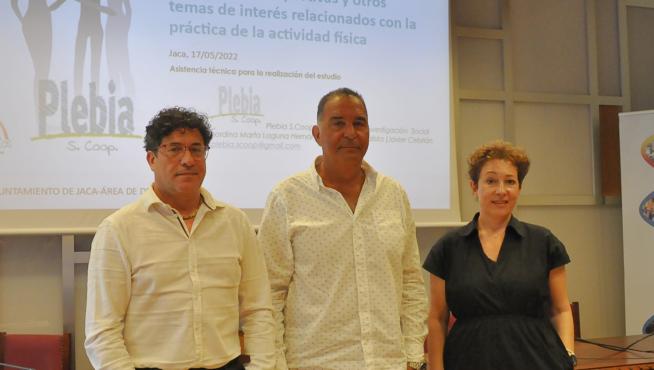 Quique Pérez, Domingo Poveda y Marta Laguna, durante la presentación del estudio de hábitos deportivos de la población jaquesa.