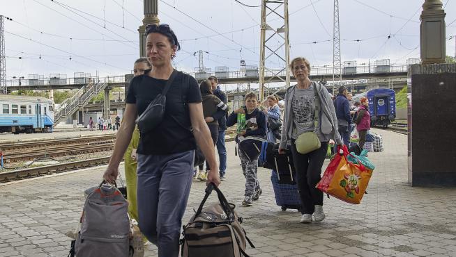 Ucranianos llegando a la estación de Kharkiv UKRAINE RUSSIA CONFLICT