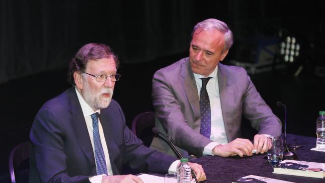 Mariano Rajoy, acompañado de Jorge Azcón, ayer en la presentación de su libro en Zaragoza.
