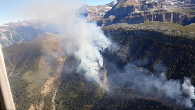 Estado que presenta el incendio en Fanlo este viernes, en las proximidades del Parque Nacional de Ordesa y Monte Perdido.