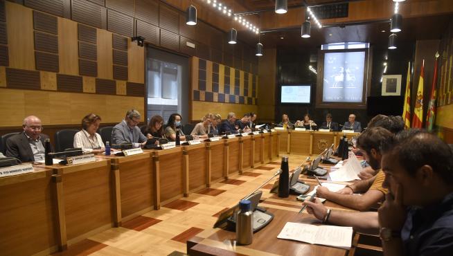 Imagen del Salón de Plenos del Ayuntamiento de Huesca en la sesión ordinaria del mes de mayo.