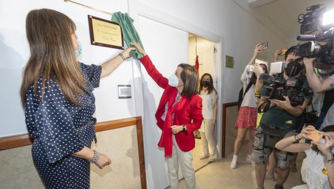 Margarita Robles descubre una placa en su visita al hospital Militar de Zaragoza, donde atienden a 13 soldados ucranianos heridos, este miércoles.