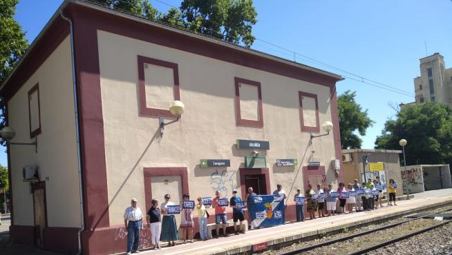 Asistentes a la concentración este domingo en la estación de tren de Grañén.