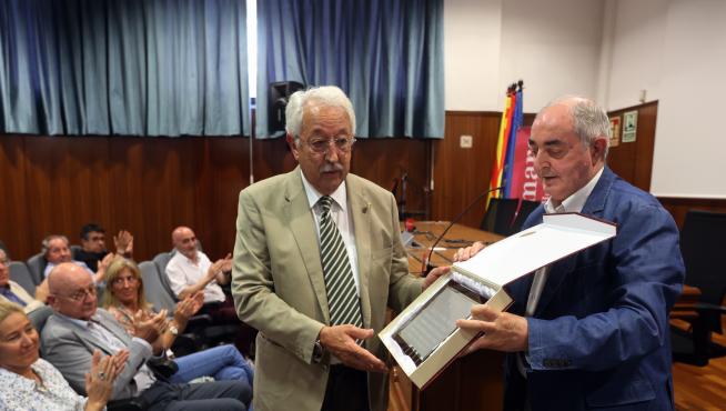 Francisco Lalanne junto a Manuel Rodríguez Chesa durante la entrega de la placa.