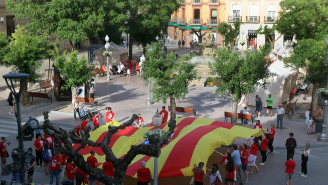 Los profesores han desplegado una bandera de Aragón en la plaza de Navarra