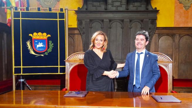 Luis Felipe y la consejera Mayte Pérez han sellado el acuerdo de colaboración de 2022.