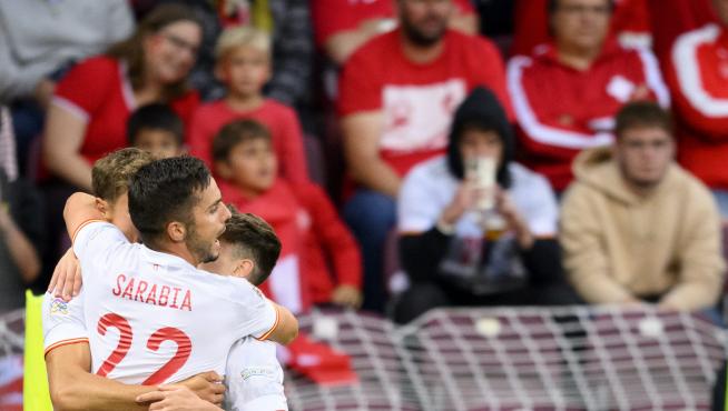 Sarabia celebra con otros dos compañeros el gol que dio la victoria a España.