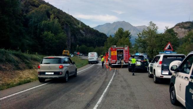 Efectivos de los bomberos y de la Guardia Civil, en el lugar del accidente en Biescas.