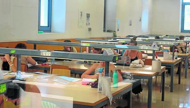 Estudiantes en la Biblioteca de la Facultad de Empresa y Gestión Pública de Huesca.