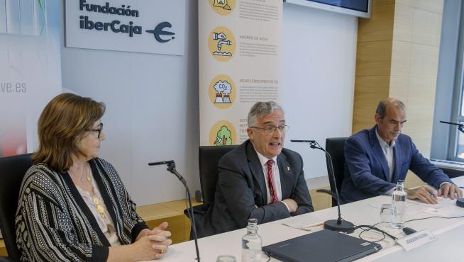 Elena Saéz, Joaquín Olona y Lluis Inglada presentaron ayer el informe en Zaragoza.