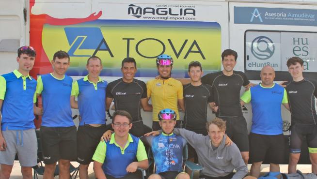Ciclistas del La Tova, con Óscar Rota en el centro el día que lució el maillot de líder.