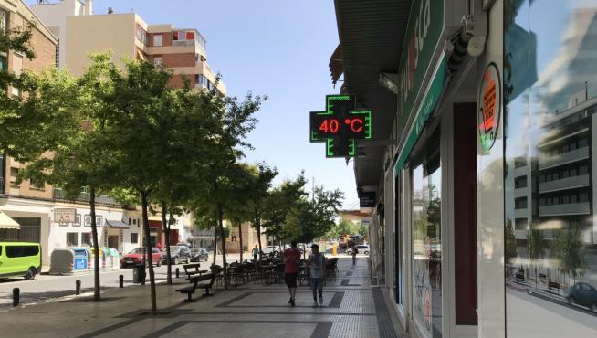 El termómetro de una farmacia de la calle Zaragoza marca 40 º, este miércoles sobre las 15:00 horas.