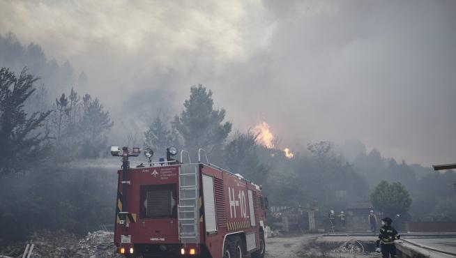 Los bomberos trabajando en el incendio que se produjo este sábado en la localidad navarra de Puente La Reina.