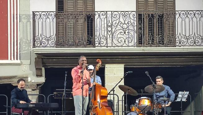 Roland Baker en su concierto en la plaza Mayor de Graus.
