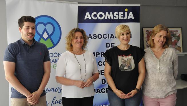 Alejandro Carbonell, Marian Bandrés, Beatriz Peñarrubias y Lidia Ferrer presentaron la iniciativa en la sede de Acomseja en Jaca.