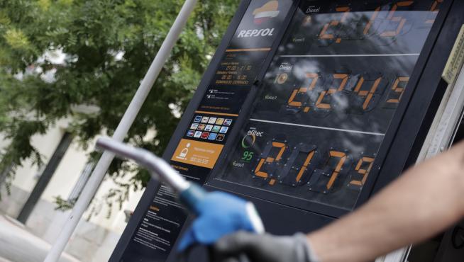 El precio medio de la gasolina y el gasóleo se consolida por encima de los dos euros.