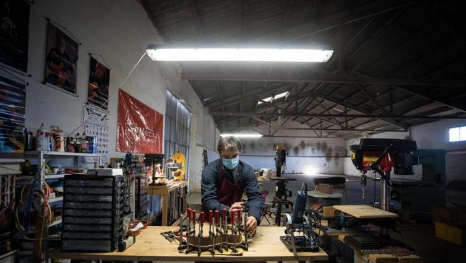 Fernando de Oleza, en pleno proceso de elaboración de una guitarra en su taller de Alcubierre.