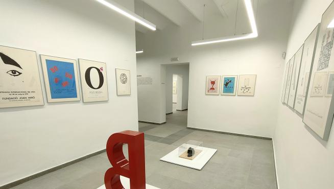 La muestra recoge unas 100 obras de Joan Brossa, uno de los más relevantes poetas y artistas visuales del siglo XX.