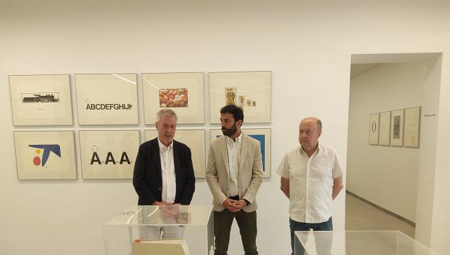 Miguel Marcos, Enrique Pueyo y Joan Abelló, durante la inauguración de la exposición.