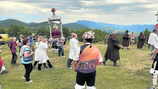 Procesión al santuario de Santa Orosia realizada este sábado en la localidad de Yebra de Basa.