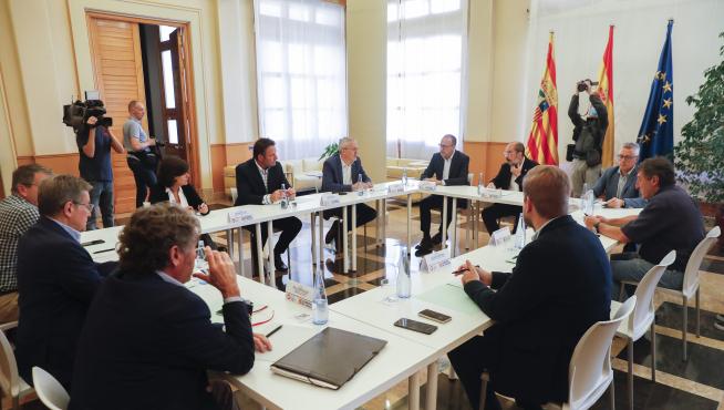 Reunión entre el Ejecutivo Autonómico junto a alcaldes y empresarios del Pirineo este martes.