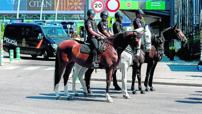 Policías a caballo en el dispositivo puesto en marcha en el recinto de Ifema.