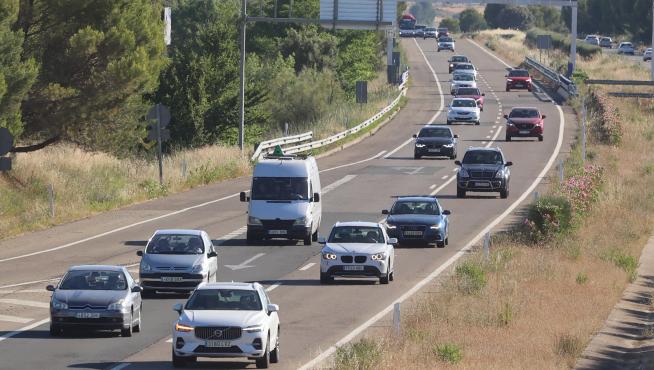 Tráfico intenso este viernes en la A-23 en las cercanías de Huesca.