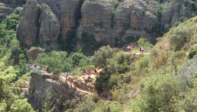 Un grupo de turistas en la Ruta de la Pasarelas de Alquézar.