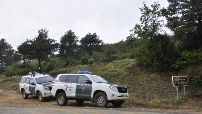 Dos vehículos de la Guardia Civil, este miércoles, en la carretera de Oroel, a unos 7 kilómetros de Jaca.