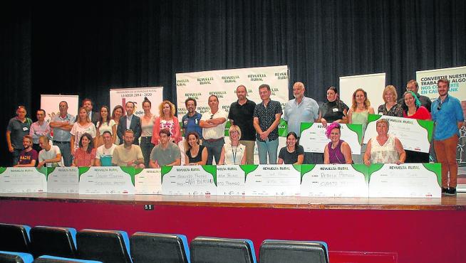 Foto de grupo con todos los emprendedores premiados, ayer en Sariñena.