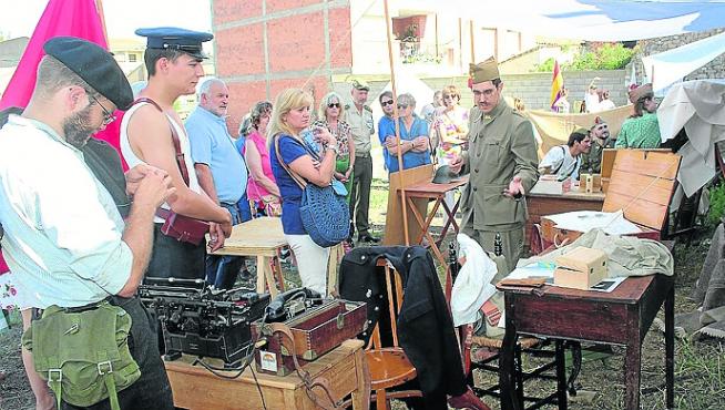 Visita de autoridades ayer a uno de los escenarios de recreación del campamento de la Guerra Civil, ayer en Robres.
