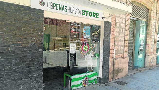 Imagen de la tienda temporada del club en el Coso de Huesca.