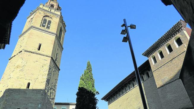 Vista del conjunto de la torre de la Catedral de Barbastro junto al Museo Diocesano.