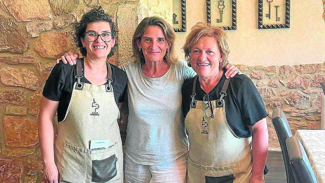 Lidia Estrada, Teresa Ribera y Ana Blasco, este domingo en el Restaurante Casa Pardina de Alquézar.