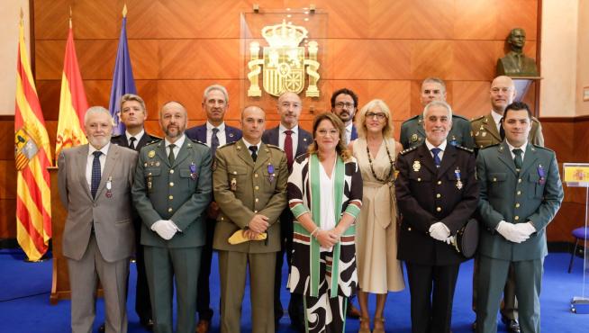 La delegada del Gobierno, Rosa Serrano, junto a todos los que han recibido las Medallas al Mérito de la Protección.