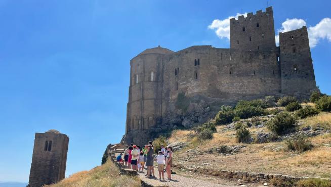 Un grupo de visitantes en el Castillo de Loarre, el fin de semana pasado.