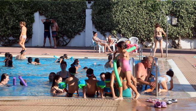 Las piscinas son una de las opciones favoritas para combatir el calor
