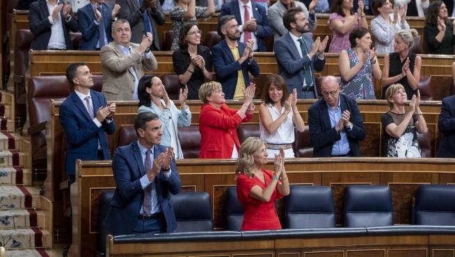 El presidente y varios miembros del PSOE aplauden tras una de las votaciones de ayer en el Congreso.