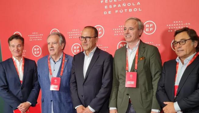 Faci y Jorge Azcón, alcalde de Zaragoza, con miembros de la Federación Española de Fútbol.